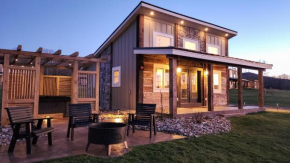 VVCR - Cabin 16 (1-Bed, Modern, Luxury w. Hot Tub)